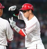 　１回、先制打を放ち、ポーズをとる小園