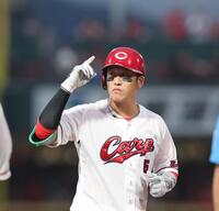 　１回、右前タイムリーを放ち、人さし指を立てる小園（撮影・市尻達拡）