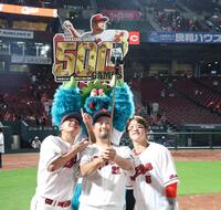 　お立ち台後、記念撮影をする（左から）森、中崎、小園（撮影・市尻達拡）