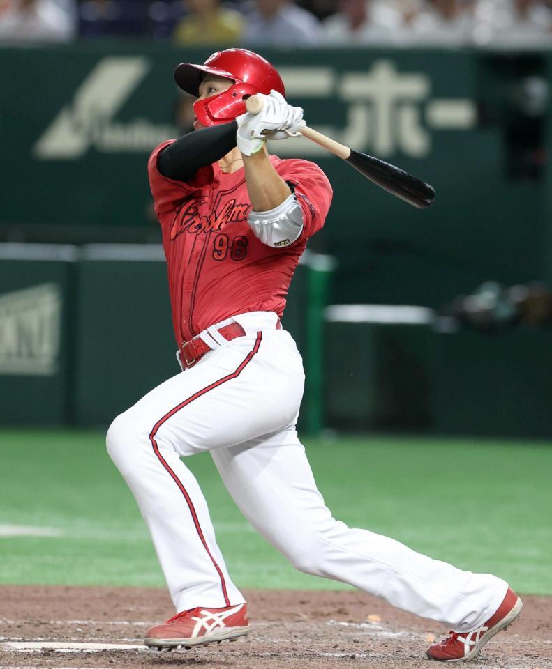 　９回、勝ち越しソロを放つ中村奨