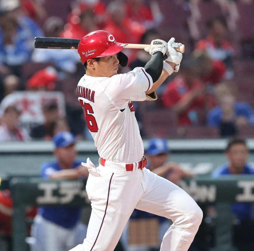 　１回、中前打を放つ中村奨（撮影・市尻達拡）