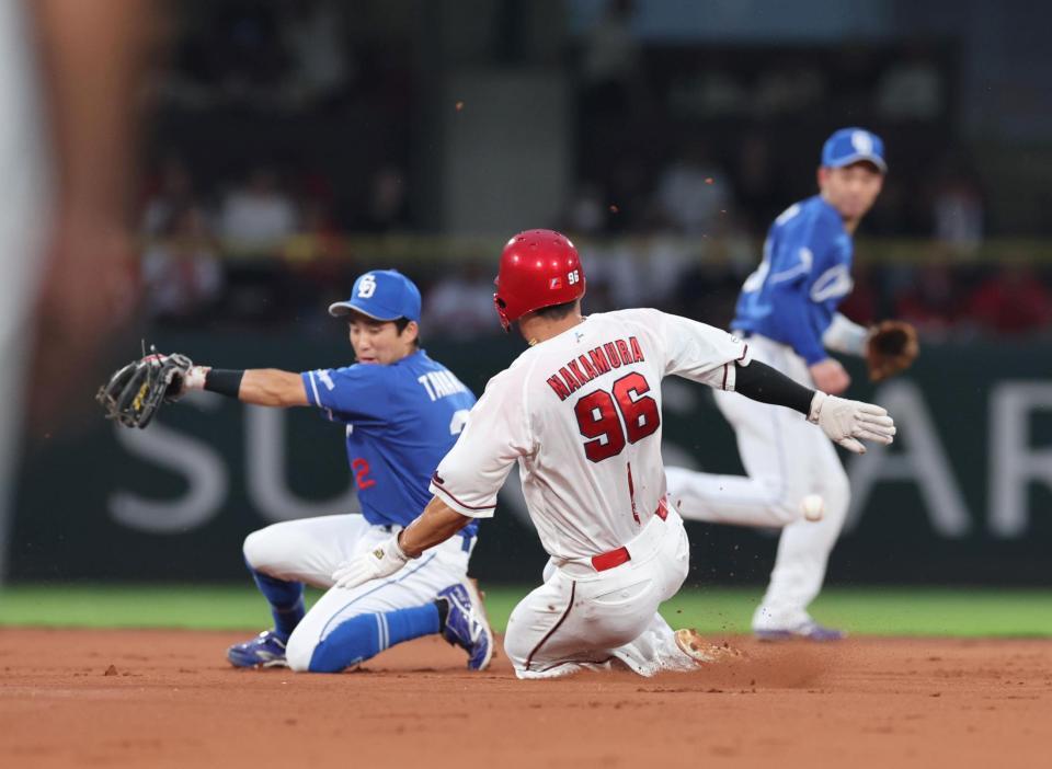 　１回、二盗を決める中村奨（撮影・市尻達拡）