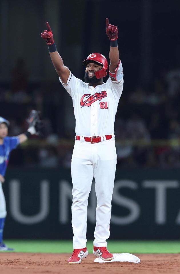 　３回、左中間へのタイムリー二塁打を放ち、両手を挙げるファビアン（撮影・市尻達拡）