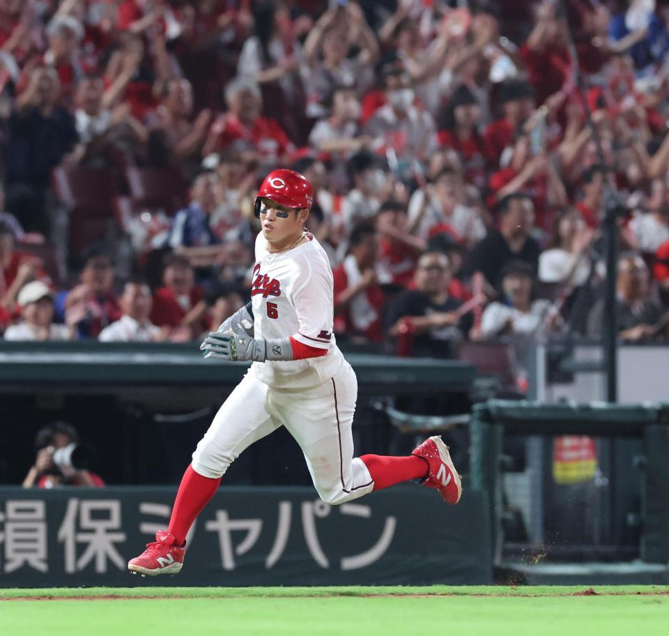 　３回、坂倉の２点タイムリー二塁打で本塁へ向かう小園（撮影・市尻達拡）