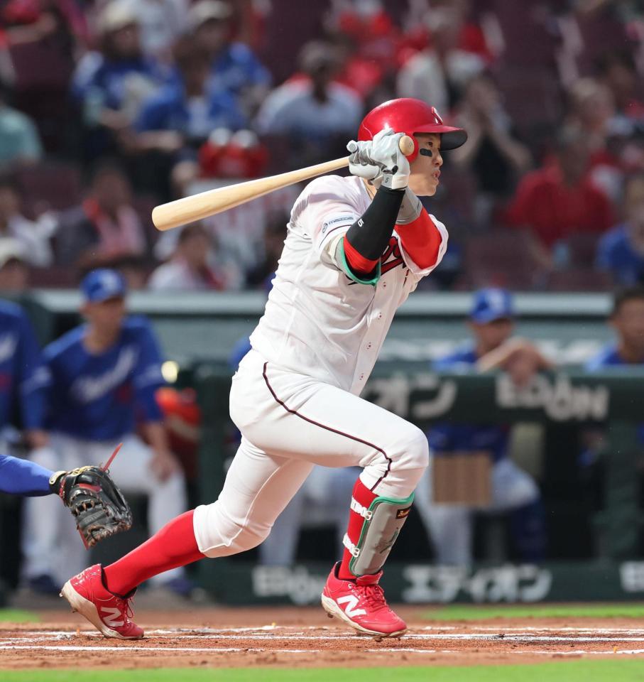 　１回、右前タイムリーを放つ小園（撮影・市尻達拡）