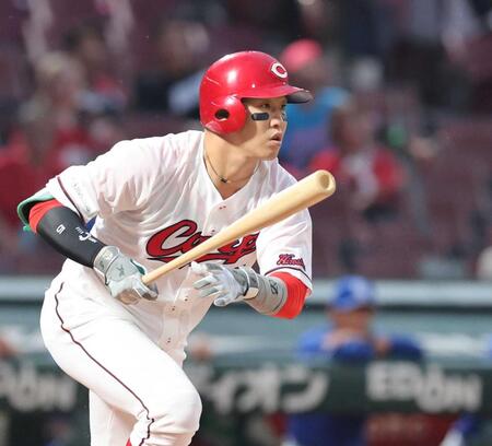 　１回、先制打を放つ小園（撮影・市尻達拡）