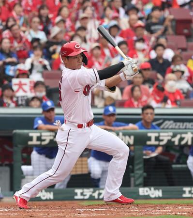 　３回、右前２点タイムリーを放つ中村奨（撮影・市尻達拡）