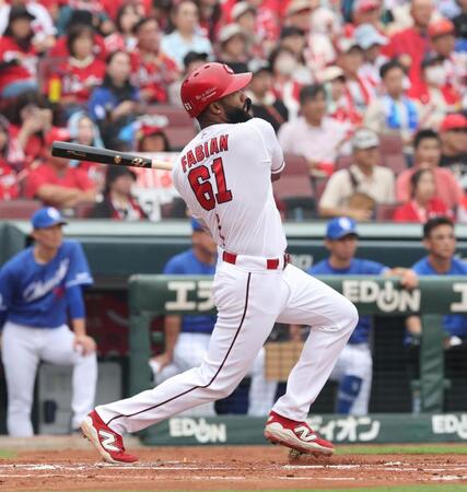 　１回、中前打を放つファビアン（撮影・市尻達拡）