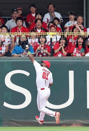 　１回、細川の飛球を好捕するファビアン（撮影・市尻達拡）