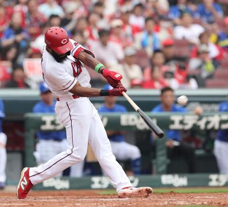 　５回、左越え２ランを放つファビアン（撮影・市尻達拡）