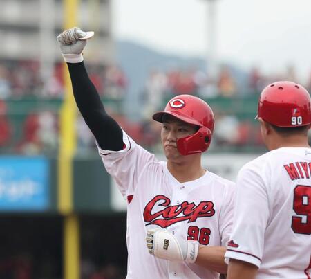 　３回、右前２点タイムリーを放ち、拳を突き上げる中村奨（撮影・市尻達拡）