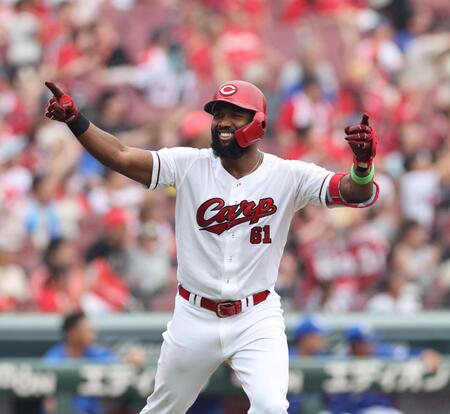 　５回、左越え２ランを放ち、喜びを爆発させるファビアン（撮影・市尻達拡）