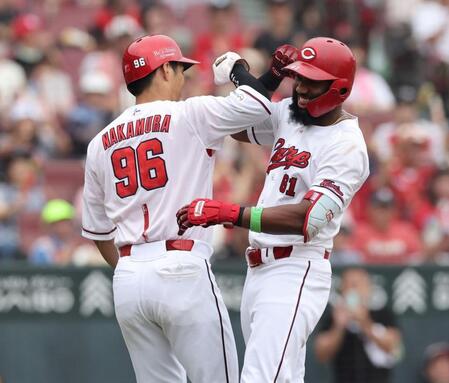 　５回、左越え２ランを放ち、中村奨とタッチを交わすファビアン（撮影・市尻達拡）