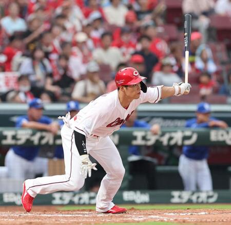 　７回、中前打を放つ中村奨（撮影・市尻達拡）