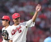 　１回、岡林を二ゴロに打ち取り、左手を挙げる森（撮影・市尻達拡）