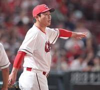 　８回の攻撃を終え、選手交代を告げる新井監督（撮影・市尻達拡）