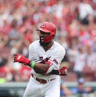 　５回、左越え２ランを放ち、喜びを爆発させるファビアン（撮影・市尻達拡）