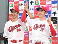 　お立ち台で笑顔を見せる中村奨（左）と常広