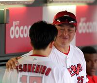 　６回、この回を無失点で終えた常広を、笑顔でたたえる新井監督（撮影・市尻達拡）