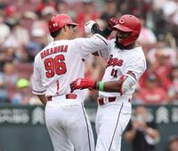 　５回、左越え２ランを放ち、中村奨とタッチを交わすファビアン（撮影・市尻達拡）