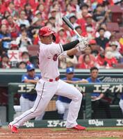 　３回、右前２点タイムリーを放つ中村奨（撮影・市尻達拡）