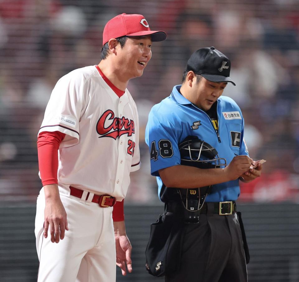 　８回の攻撃を終え、選手交代を告げる新井監督（撮影・市尻達拡）