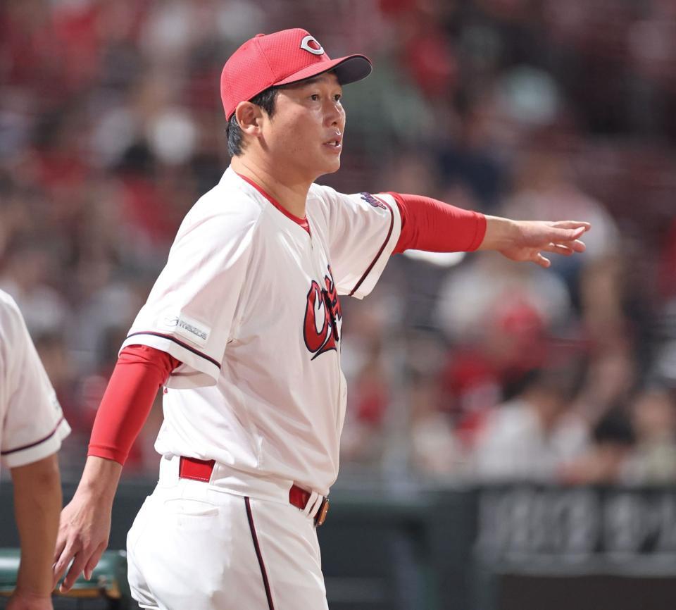 　８回の攻撃を終え、選手交代を告げる新井監督（撮影・市尻達拡）