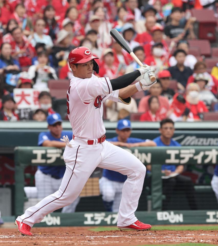 　３回、右前２点タイムリーを放つ中村奨（撮影・市尻達拡）