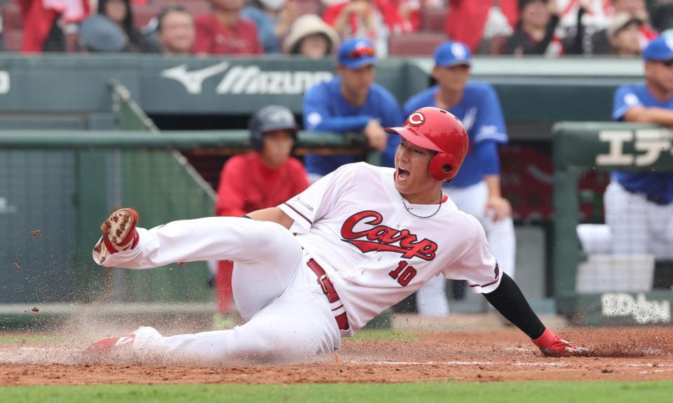 　３回、中村奨の右前２点タイムリーで、勢いよく生還する佐々木（撮影・市尻達拡）