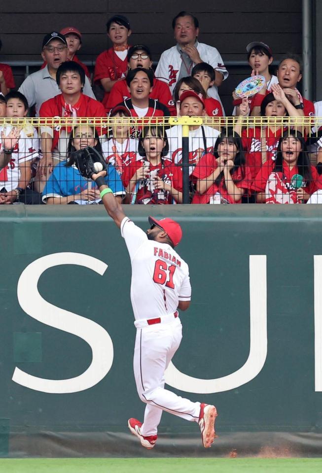　１回、細川の飛球を好捕するファビアン（撮影・市尻達拡）