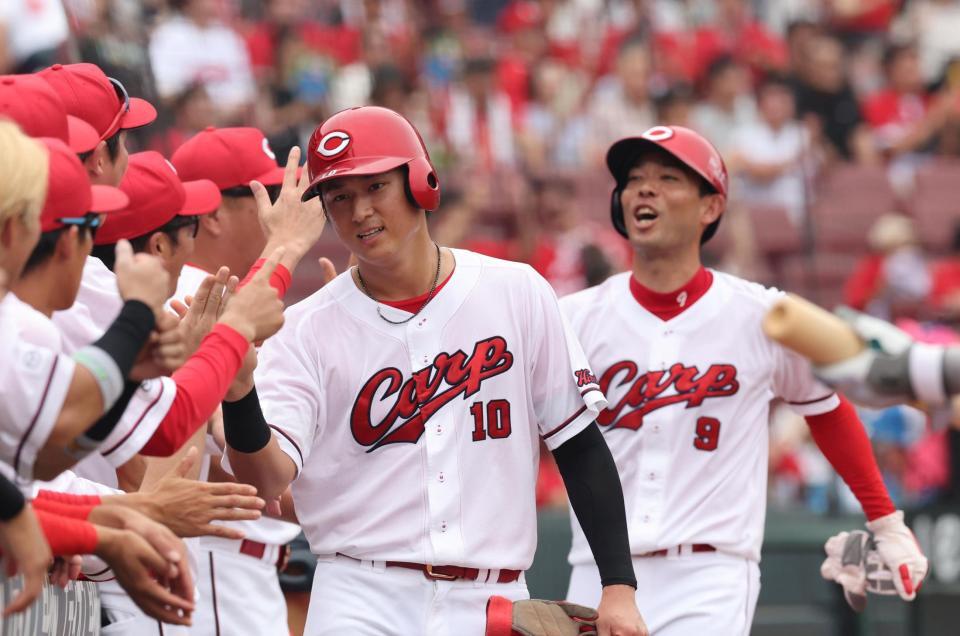 　３回、中村奨の右前２点タイムリーで生還し、タッチを交わす佐々木と秋山（撮影・市尻達拡）