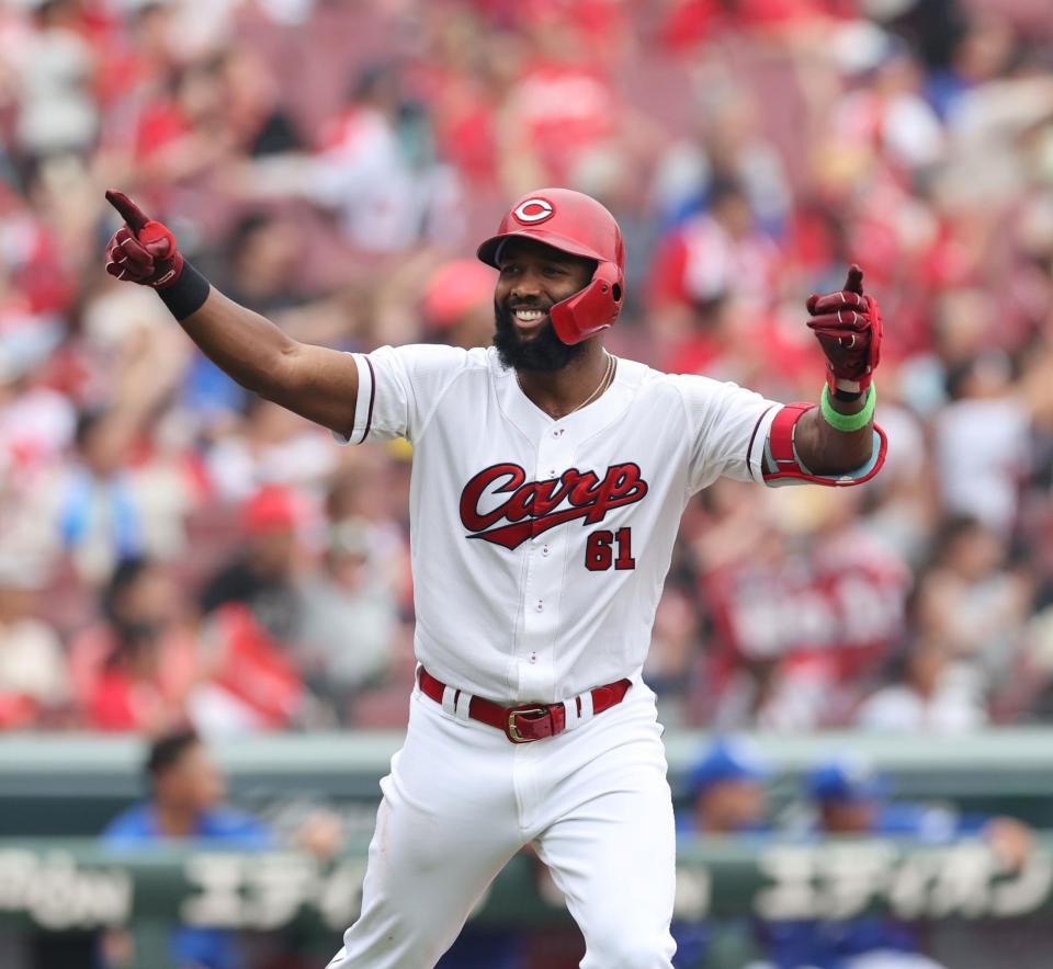 　５回、左越え２ランを放ち、喜びを爆発させるファビアン（撮影・市尻達拡）