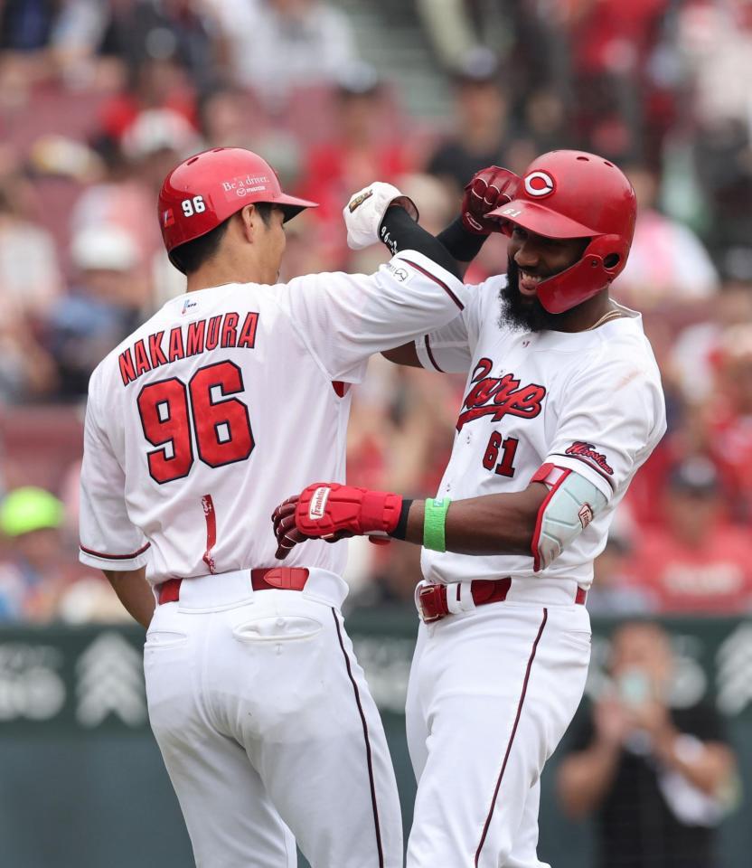 　５回、左越え２ランを放ち、中村奨とタッチを交わすファビアン（撮影・市尻達拡）