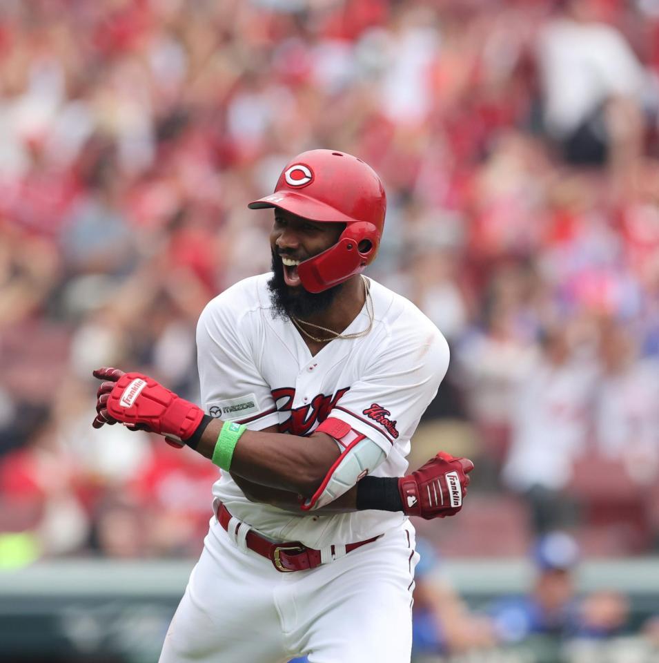 　５回、左越え２ランを放ち、喜びを爆発させるファビアン（撮影・市尻達拡）