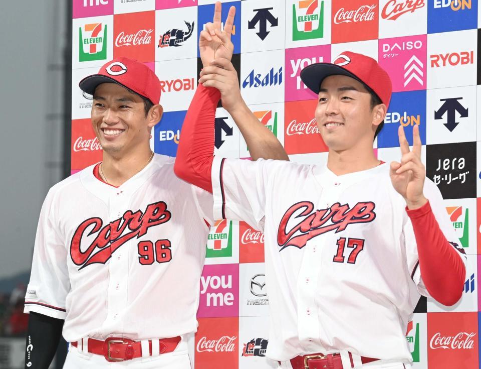 　お立ち台で笑顔を見せる中村奨（左）と常広