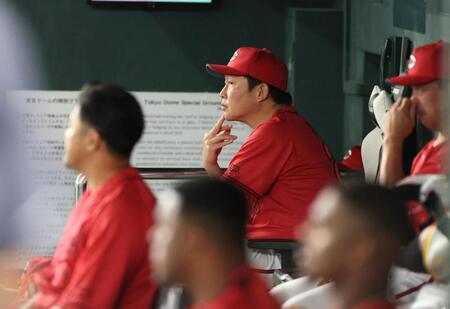 　ベンチで厳しい表情を見せる新井監督（撮影・石井剣太郎）