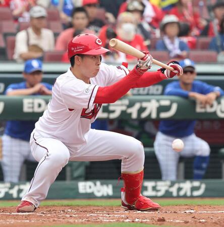 　３回、送りバントを決める常広（撮影・市尻達拡）