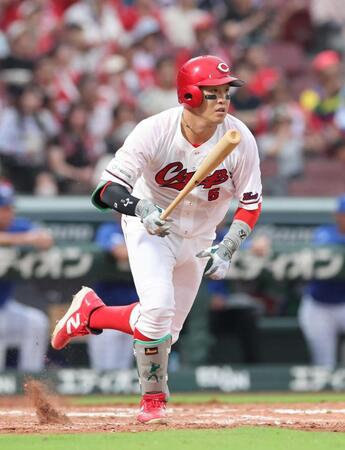 　７回、右前に適時打を放つ小園