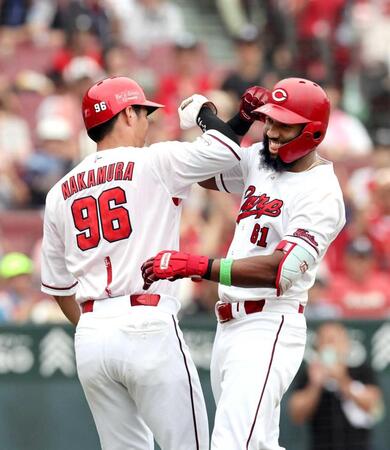 広島“奨ファビ”コンビで３連勝　中村奨が先制２点適時打→ファビアン１６号２ラン　逆転ＣＳ「諦めていません」