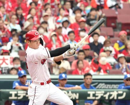 　３回、２点タイムリーを放つ中村奨（撮影・市尻達拡）