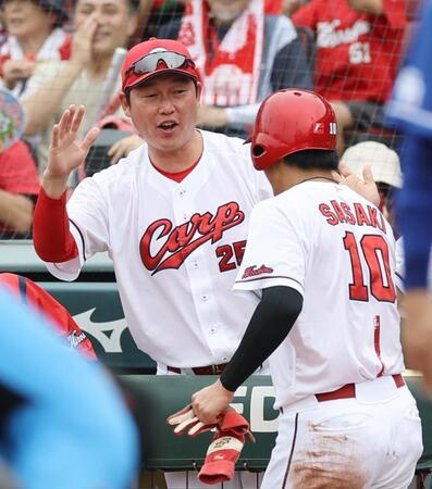 　３回、生還した佐々木（手前）を迎える新井監督