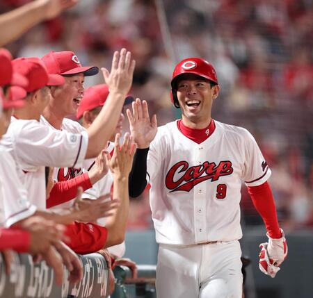 　５回、菊池のタイムリー二塁打で一塁から一気に生還し、笑顔を見せる秋山（撮影・市尻達拡）