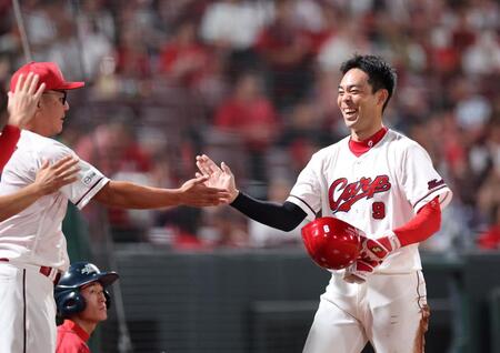 　５回、菊池のタイムリー二塁打で一塁から一気に生還し、笑顔を見せる秋山（撮影・市尻達拡）