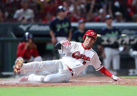 　５回、菊池の左翼線へのタイムリー二塁打で、一塁から一気に生還する秋山（撮影・市尻達拡）