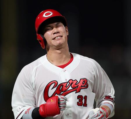 　７回、好機で二ゴロに倒れ、顔をしかめる坂倉（撮影・市尻達拡）