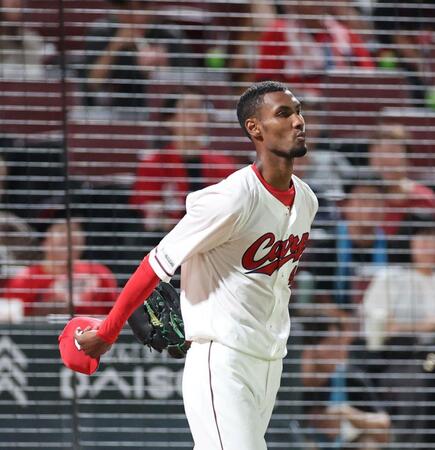 　６回、内山に２点タイムリー二塁打を許し、マウンドに戻るアドゥワ（撮影・市尻達拡）