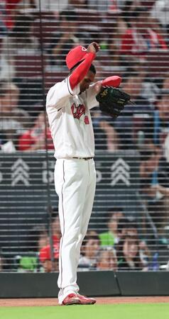 　６回、内山に２点タイムリー二塁打を許し、うつむくアドゥワ（撮影・市尻達拡）