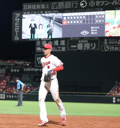 　６回の守備を終え、右翼の定位置からベンチに戻る秋山（撮影・市尻達拡）