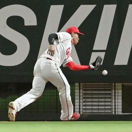 　６回、オスナの飛球を落球する秋山