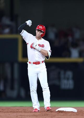 　７回、左翼線を破る２点タイムリー二塁打を放ち、拳を握る中村奨（撮影・市尻達拡）